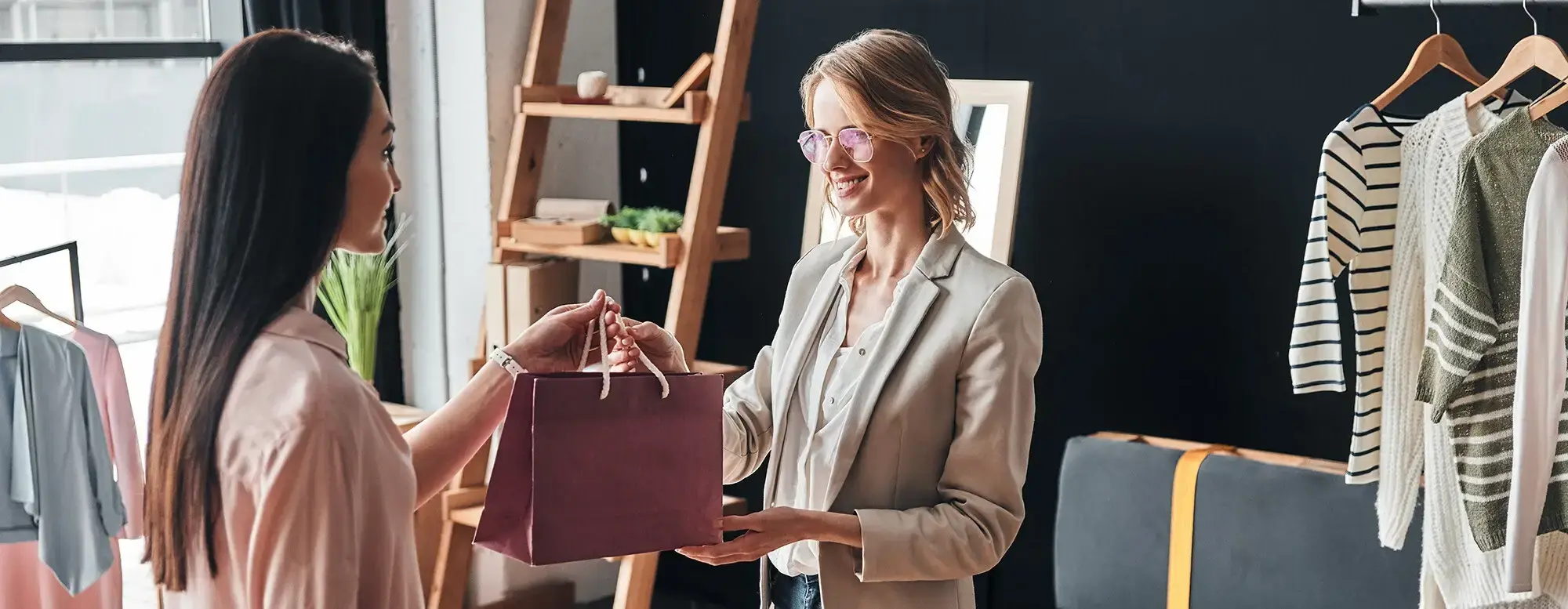 Zelfverzekerde retailmedewerker helpt een klant