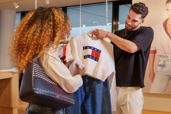 PVH-medewerker helpt een klant met een trui