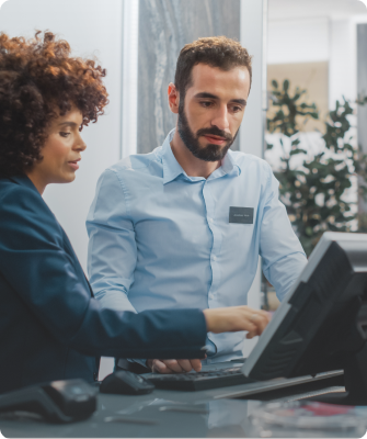 Retailmedewerker wordt ingewerkt