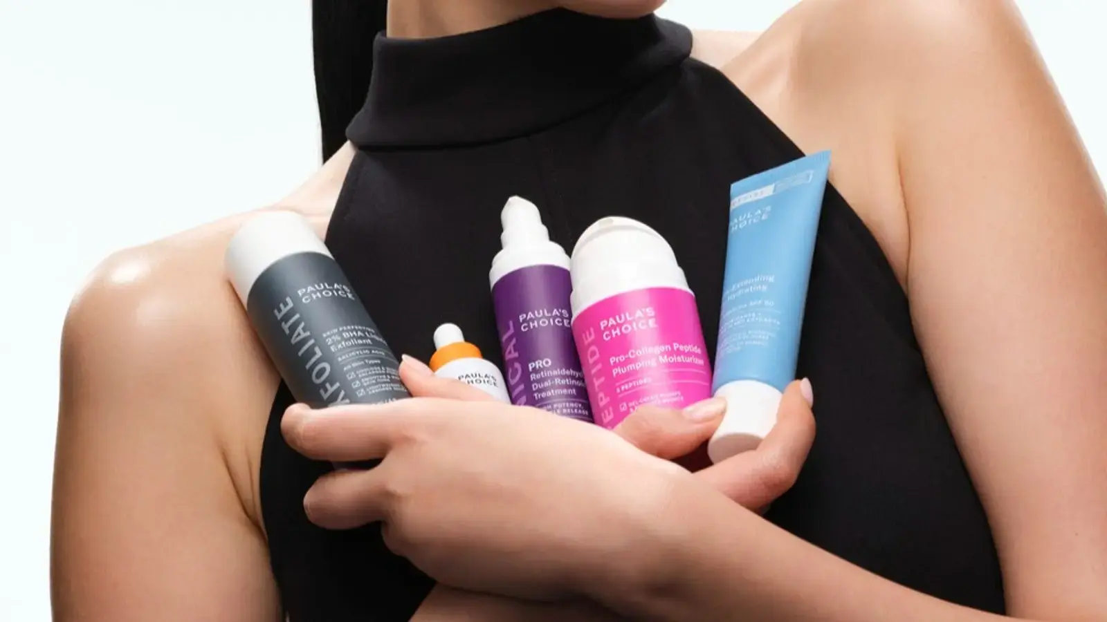 Paula's Choice productlijn vastgehouden door een model